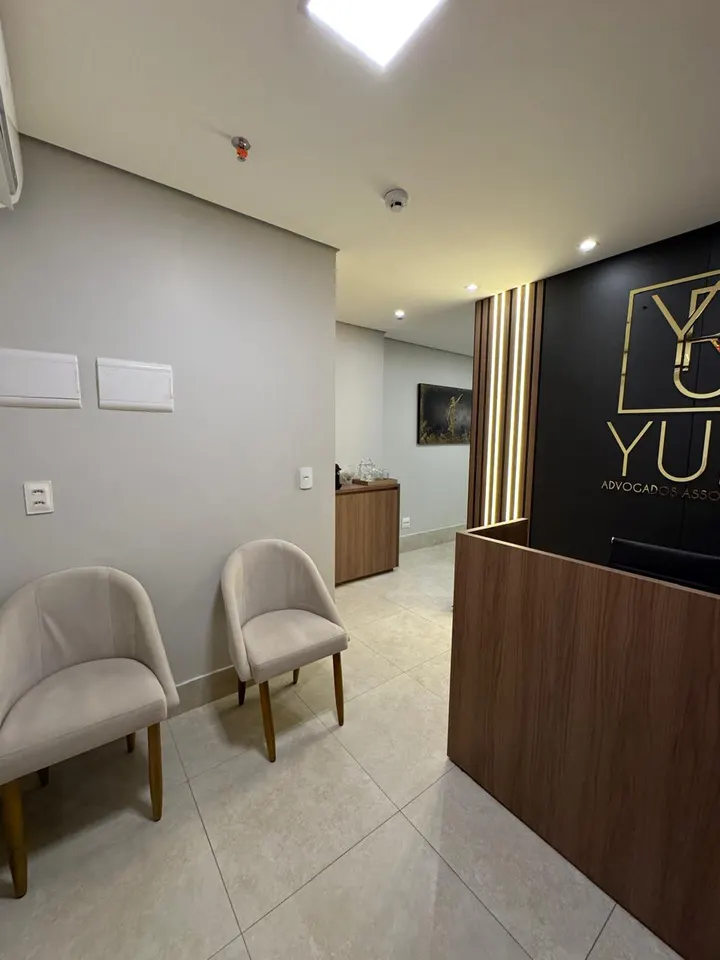 Recepção do Yuri Advogados Associados, com a logo do escritório